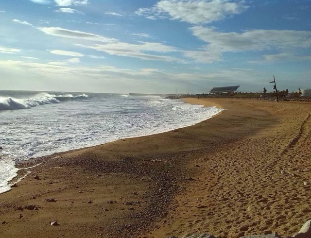 recorre la playa en bicicleta